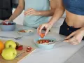 Zdrowe śniadanie z jogurtem i owocami to klucz do sukcesu, jeśli chcesz wiedzieć, jak schudnąć 5 kg w tydzień ćwiczenia.