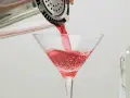 Czerwony drink nalewany do kieliszka, idealny dla tych, którzy zastanawiają się, jaki alkohol ma najmniej kalorii.