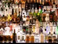 Wiele butelek alkoholu na półce. Czy istnieje alkohol bez kalorii?