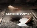 Ksylitol czy erytrytol dla cukrzyka? Dwa słodkie zamienniki cukru na drewnianym blacie.