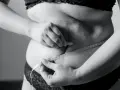 Kobieta mierzy talię centymetrem, szukając sposobu, jak schudnąć 5 kg w 3 dni.
