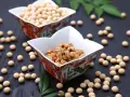 Nasiona soi i sfermentowana soja (natto) w ozdobnych miseczkach. Przykładowy jadłospis przy zakrzepicy może zawierać te zdrowe produkty.