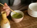 Przygotowanie matchy. Uważaj na potencjalne matcha skutki uboczne, jak nerwowość czy problemy ze snem.