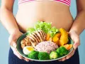 Zdrowa dieta to klucz do tego, jak zgubić oponkę z brzucha. Na talerzu grillowany kurczak, ryż, jajko i warzywa.