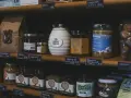 Słoiki z miodem i innymi przetworami, idealne na keto. Poliole na keto to świetny wybór dla dbających o dietę.