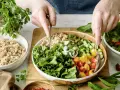 Kolorowa sałatka z komosą ryżową, warzywami i ziołami. Idealna na dietę bez mięsa.