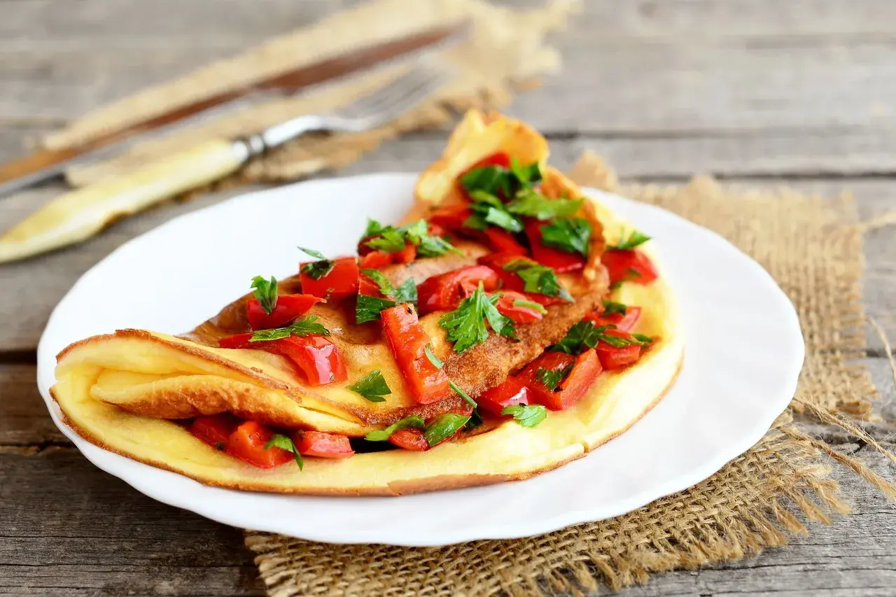 Omlet z papryką i natką pietruszki, idealny na śniadanie w stylu dieta low carb.