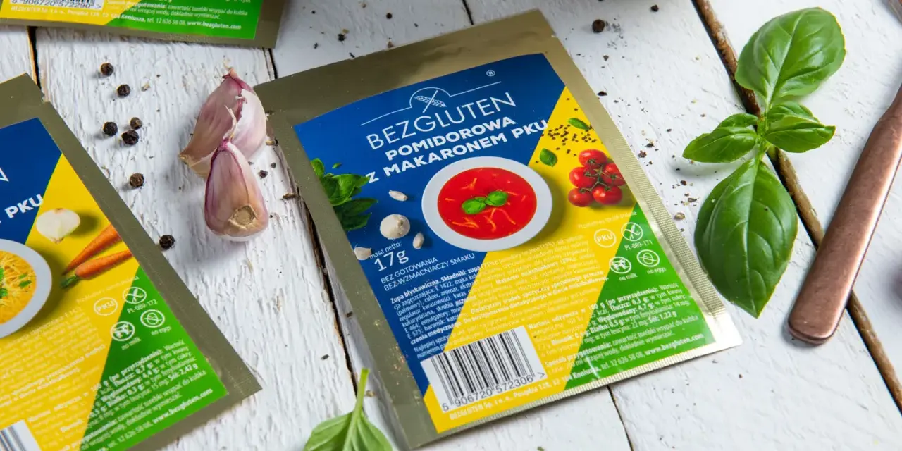 Zupa pomidorowa z makaronem PKU, idealna dla osób z fenyloketonurią. Bez glutenu, mleka i jajek.