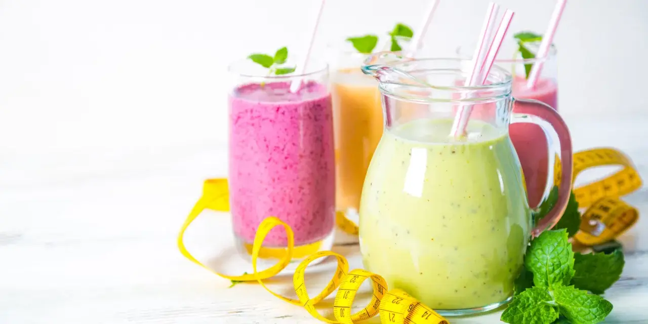 Kolorowe smoothie odchudzające przepisy w dzbanku i szklankach, ozdobione miętą i taśmą mierniczą.