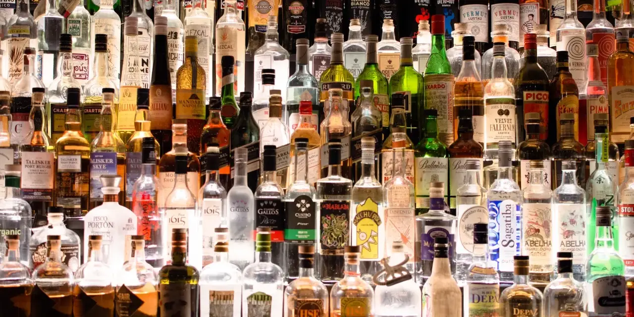 Wiele butelek alkoholu na półce. Czy istnieje alkohol bez kalorii?