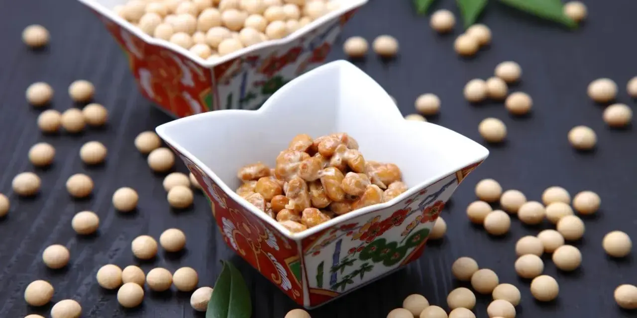 Nasiona soi i sfermentowana soja (natto) w ozdobnych miseczkach. Przykładowy jadłospis przy zakrzepicy może zawierać te zdrowe produkty.