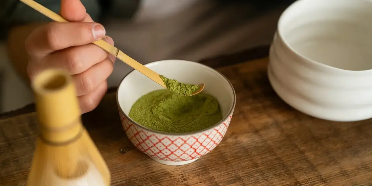 Przygotowanie matchy. Uważaj na potencjalne matcha skutki uboczne, jak nerwowość czy problemy ze snem.