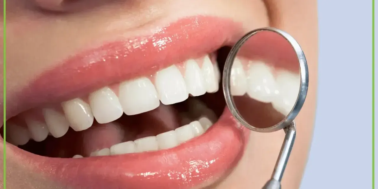 Biała dieta po wybielaniu zębów? Uśmiech jak z reklamy, lśniące zęby odbijają się w lusterku dentystycznym.