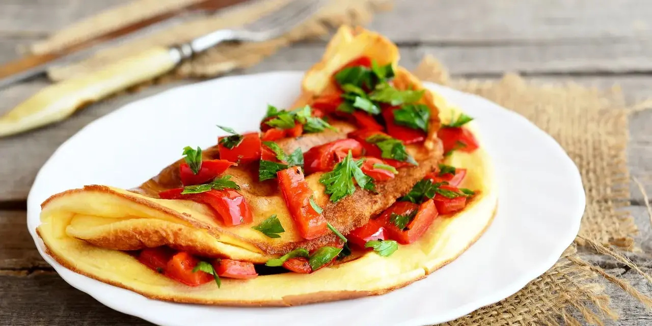 Omlet z papryką i natką pietruszki, idealny na śniadanie w stylu dieta low carb.