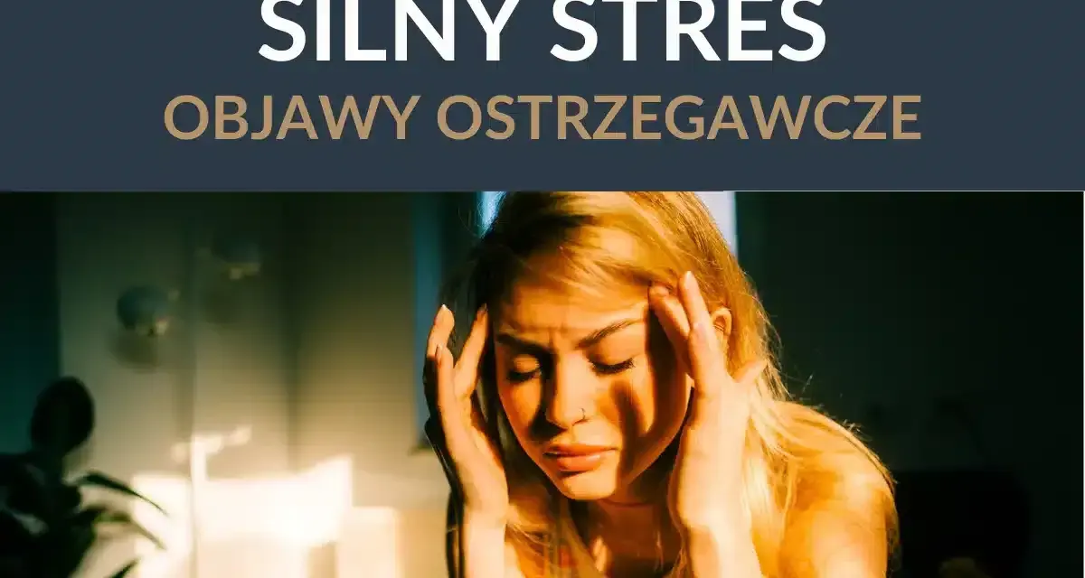Kobieta z dłońmi na skroniach, wyrażająca silny stres. Objawy przewlekłego stresu mogą być widoczne na twarzy.