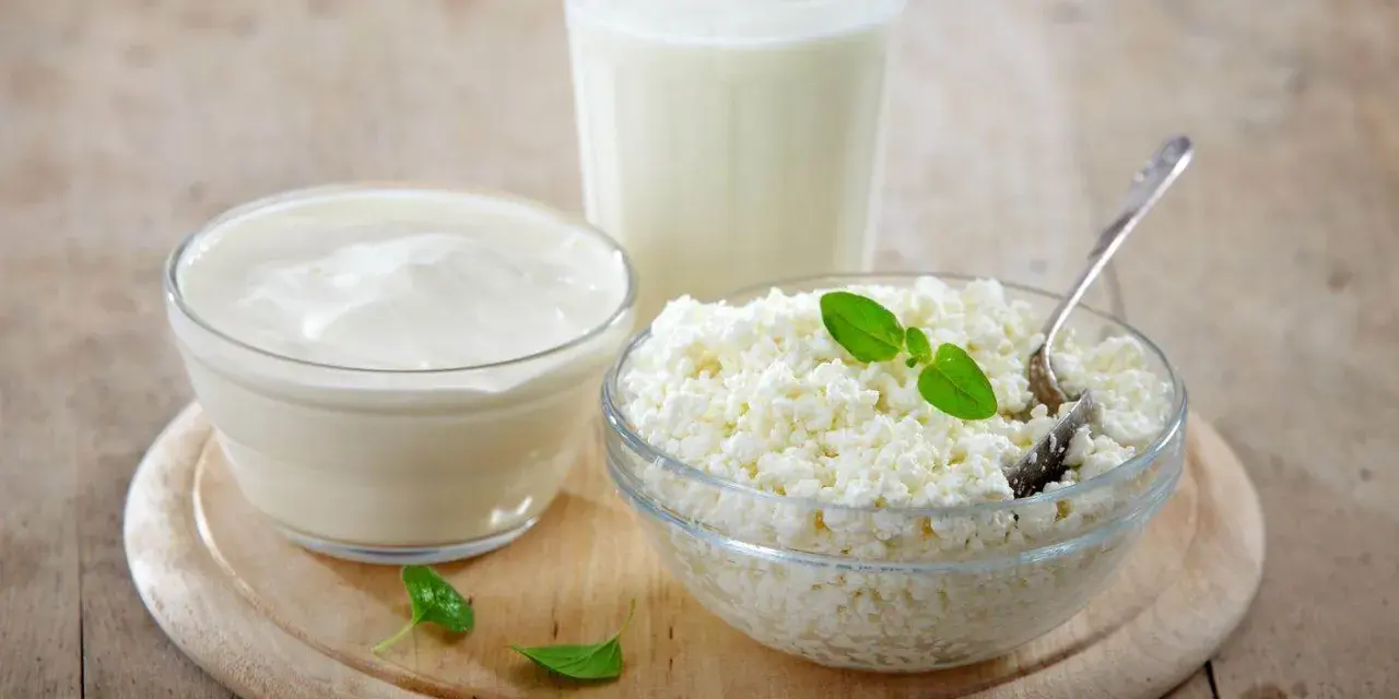 Kefir, jogurt i twaróg na drewnianej desce. Czy kefir jest dobry na odchudzanie? Te produkty to podstawa zdrowej diety.