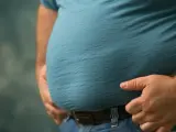 Mężczyzna z widocznym brzuchem, symbolizującym problemy zdrowotne, takie jak zespół metaboliczny. Dieta jest kluczowa w walce z tym schorzeniem.