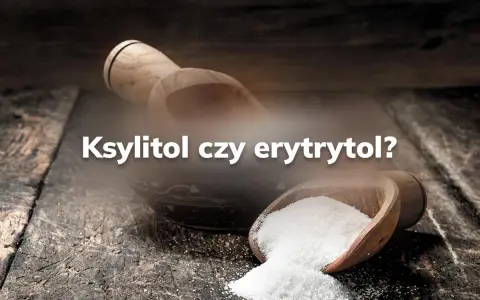 Ksylitol czy erytrytol dla cukrzyka? Dwa słodkie zamienniki cukru na drewnianym blacie.