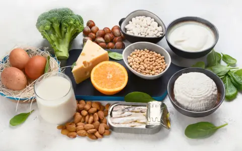 Produkty bogate w wapń i witaminę D: nabiał, ryby, orzechy, fasola, brokuły, szpinak. Idealne, gdy zastanawiasz się, osteoporoza co jeść.