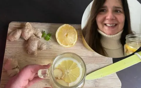 Kobieta przygotowuje orzeźwiającą wodę z imbirem i cytryną. Na desce leżą świeże korzenie imbiru i plaster cytryny.