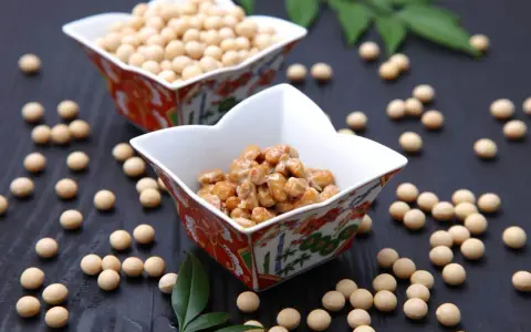 Nasiona soi i sfermentowana soja (natto) w ozdobnych miseczkach. Przykładowy jadłospis przy zakrzepicy może zawierać te zdrowe produkty.