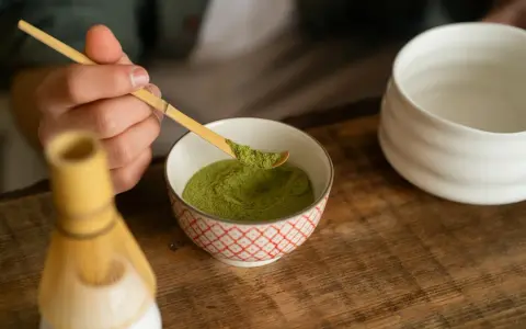 Przygotowanie matchy. Uważaj na potencjalne matcha skutki uboczne, jak nerwowość czy problemy ze snem.