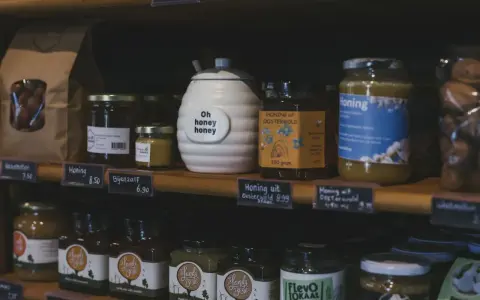 Słoiki z miodem i innymi przetworami, idealne na keto. Poliole na keto to świetny wybór dla dbających o dietę.