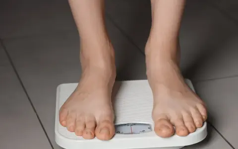 Stopy na wadze łazienkowej. Czy to początek drogi, jak schudnąć 5 kg w 2 tygodnie?