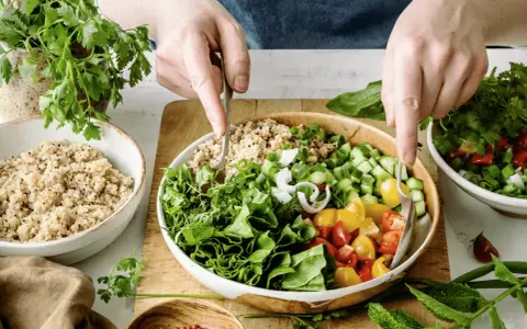 Kolorowa sałatka z komosą ryżową, warzywami i ziołami. Idealna na dietę bez mięsa.