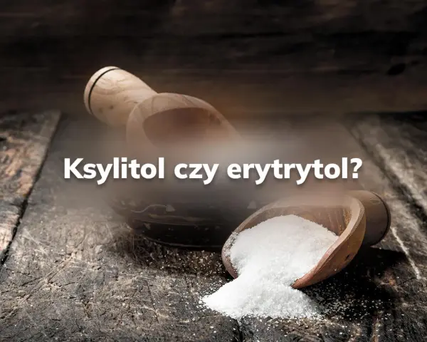 Ksylitol czy erytrytol dla cukrzyka? Dwa słodkie zamienniki cukru na drewnianym blacie.