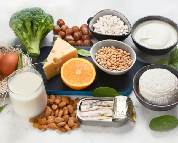 Produkty bogate w wapń i witaminę D: nabiał, ryby, orzechy, fasola, brokuły, szpinak. Idealne, gdy zastanawiasz się, osteoporoza co jeść.
