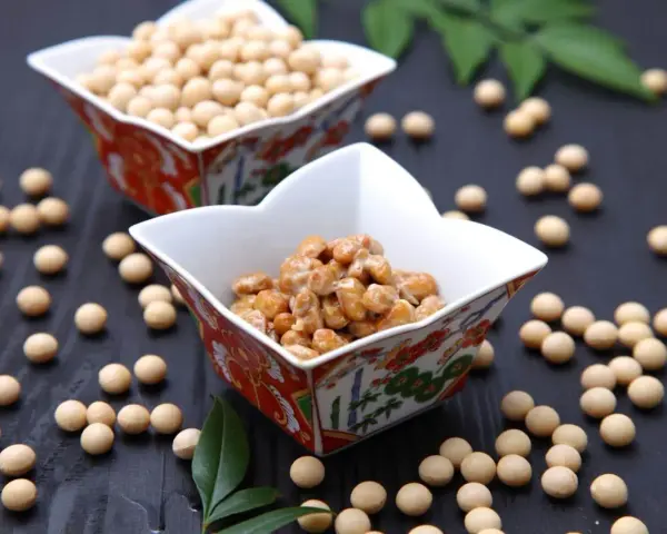 Nasiona soi i sfermentowana soja (natto) w ozdobnych miseczkach. Przykładowy jadłospis przy zakrzepicy może zawierać te zdrowe produkty.