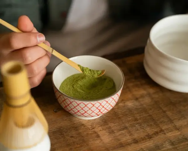 Przygotowanie matchy. Uważaj na potencjalne matcha skutki uboczne, jak nerwowość czy problemy ze snem.