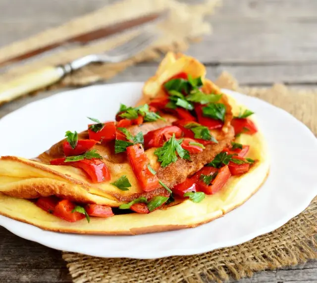 Omlet z papryką i natką pietruszki, idealny na śniadanie w stylu dieta low carb.