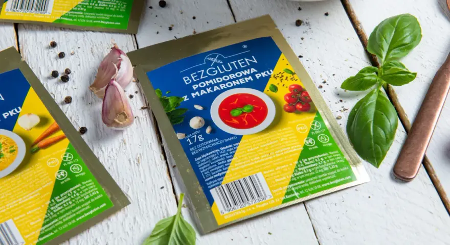 Zupa pomidorowa z makaronem PKU, idealna dla osób z fenyloketonurią. Bez glutenu, mleka i jajek.