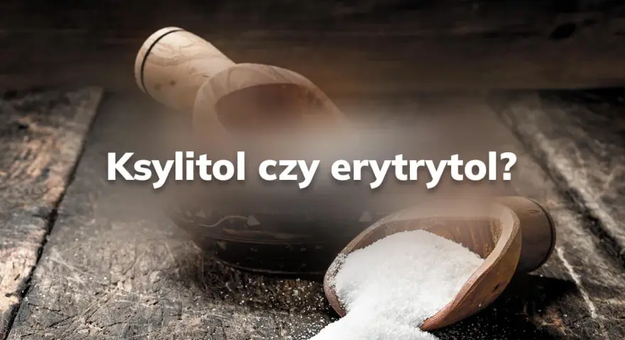 Ksylitol czy erytrytol dla cukrzyka? Dwa słodkie zamienniki cukru na drewnianym blacie.