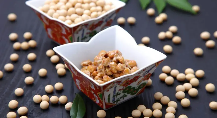 Nasiona soi i sfermentowana soja (natto) w ozdobnych miseczkach. Przykładowy jadłospis przy zakrzepicy może zawierać te zdrowe produkty.