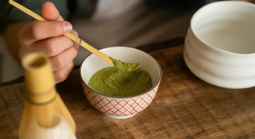 Przygotowanie matchy. Uważaj na potencjalne matcha skutki uboczne, jak nerwowość czy problemy ze snem.