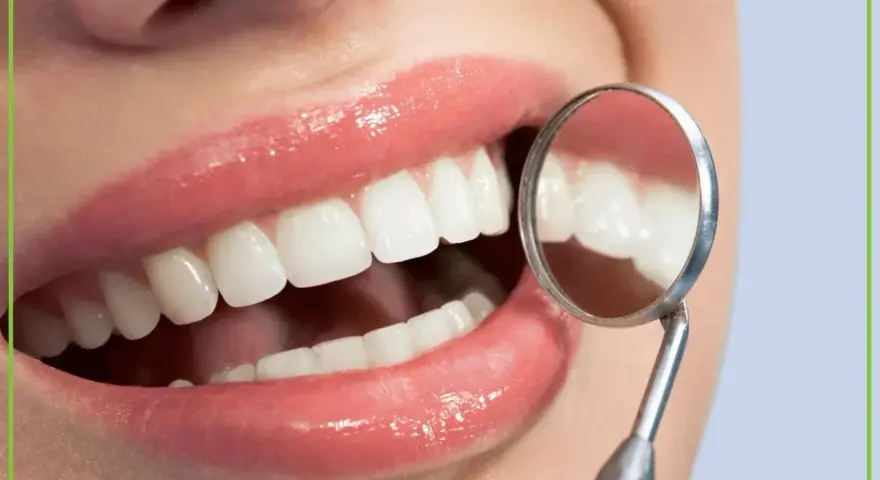 Biała dieta po wybielaniu zębów? Uśmiech jak z reklamy, lśniące zęby odbijają się w lusterku dentystycznym.