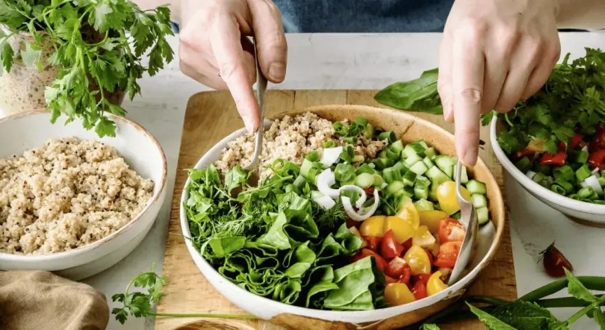 Kolorowa sałatka z komosą ryżową, warzywami i ziołami. Idealna na dietę bez mięsa.