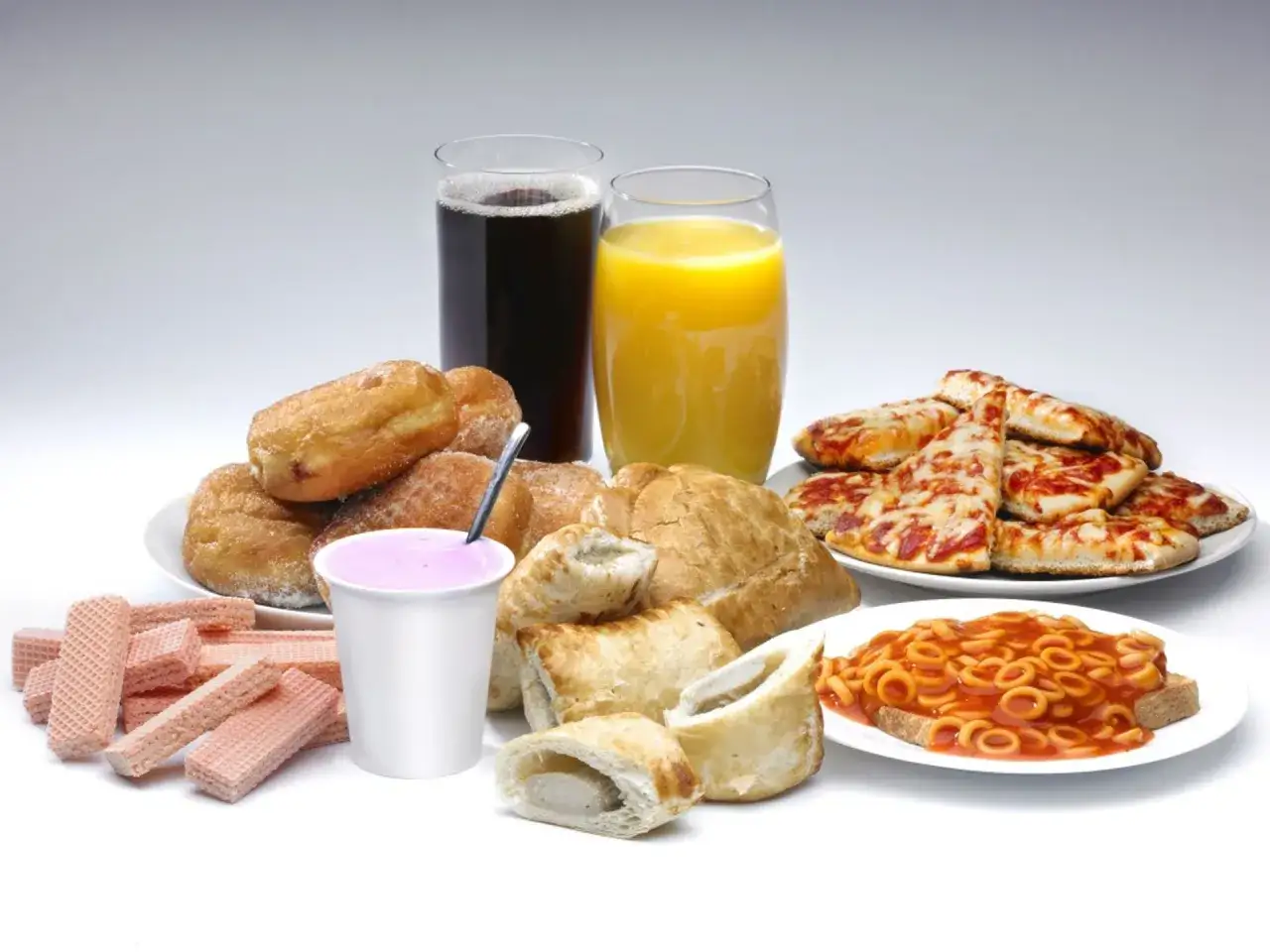 Słodkie napoje, pączki, pizza, parówki w cieście, jogurt, wafle i spaghetti. To przykładowe produkty wysoko przetworzone, które często goszczą na naszych stołach.