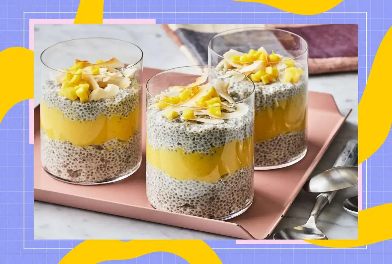 Deser z nasion chia z mango i wiórkami kokosowymi. Niskie nasiona chia indeks glikemiczny.