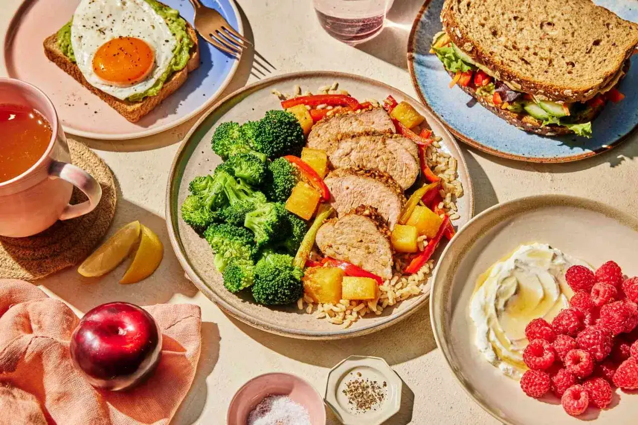 Zdrowe posiłki: pieczony łosoś z brokułami, kanapka z awokado i jajkiem, jogurt z malinami. Dieta 1200 kcal efekty po 2 tygodniach widoczne!