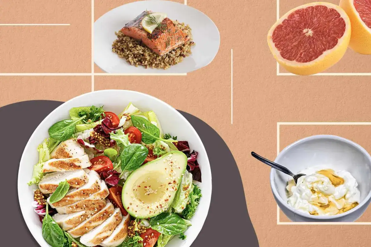 Przykładowy jadłospis dieta 1200 kcal: sałatka z kurczakiem i awokado, łosoś z kaszą, grejpfrut i jogurt z miodem.