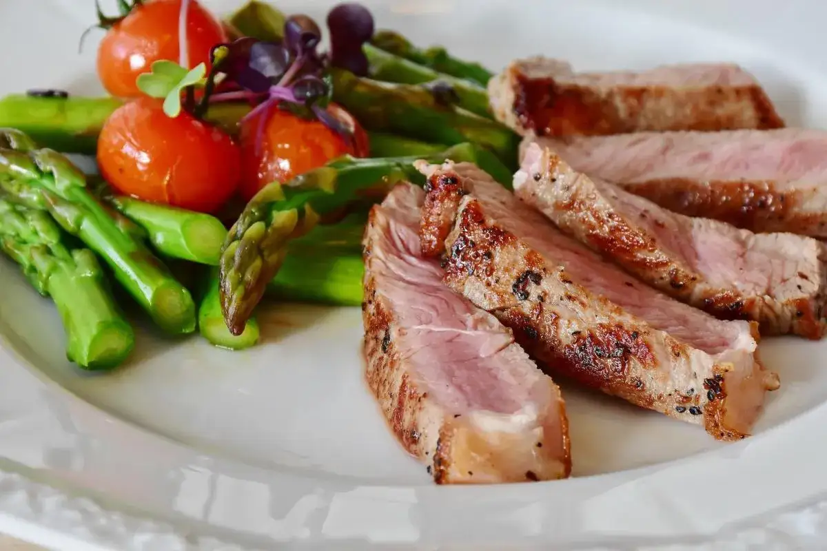 Soczysty stek z szparagami i pomidorkami koktajlowymi, idealny na dietę 1100 kcal.