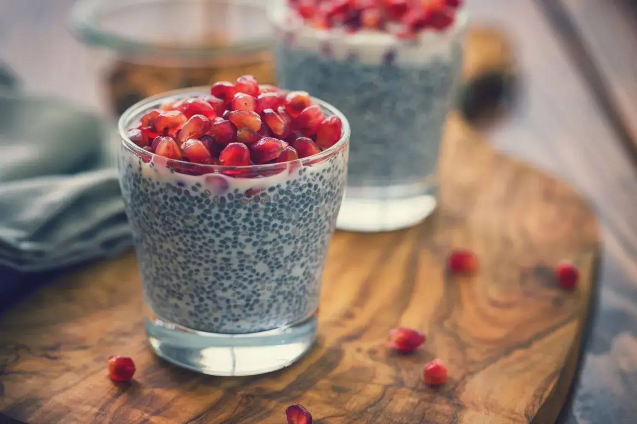 Pudding z nasion chia i granatu. Niskie nasiona chia indeks glikemiczny, idealne na zdrowy deser.