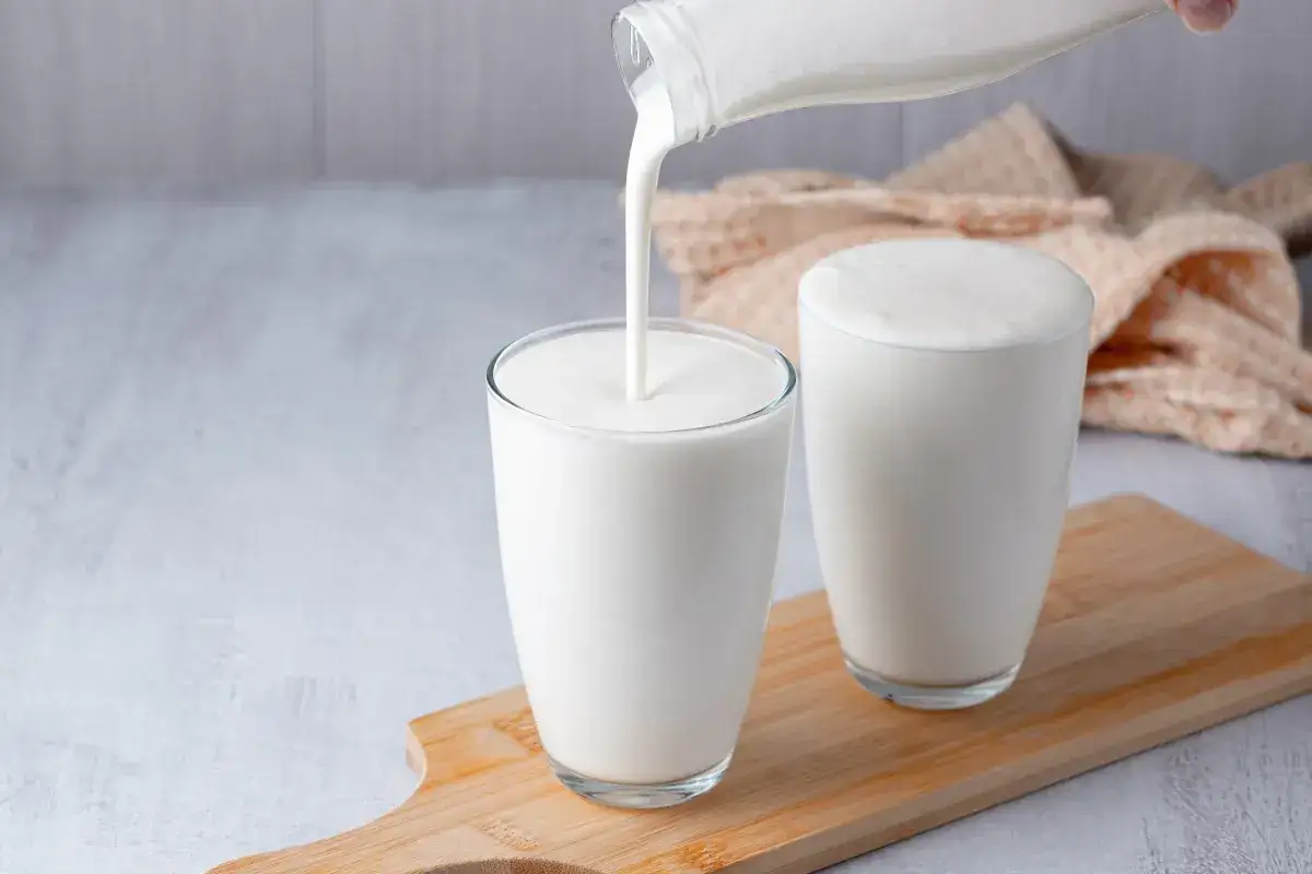 Kefir nalewany do szklanki. Czy kefir jest dobry na odchudzanie? To pytanie zadaje sobie wiele osób dbających o linię.