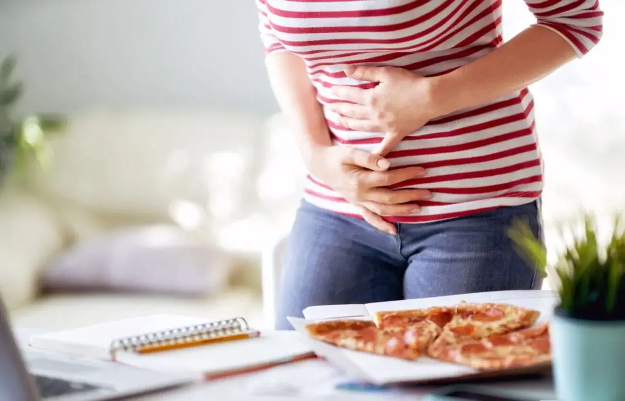 Ból brzucha po zjedzeniu pizzy, która jest na liście produktów wysoko przetworzonych.