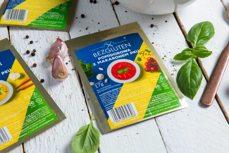 Zupa pomidorowa z makaronem PKU, idealna dla osób z fenyloketonurią. Bez glutenu, mleka i jajek.